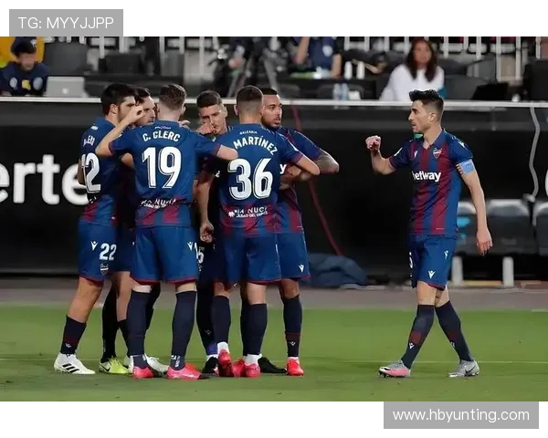 足球比赛中的进攻阵型与防守反击