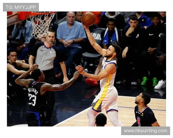 杰弗森透露库里场边加油队友坐下即感疼痛坚持站立鼓舞士气